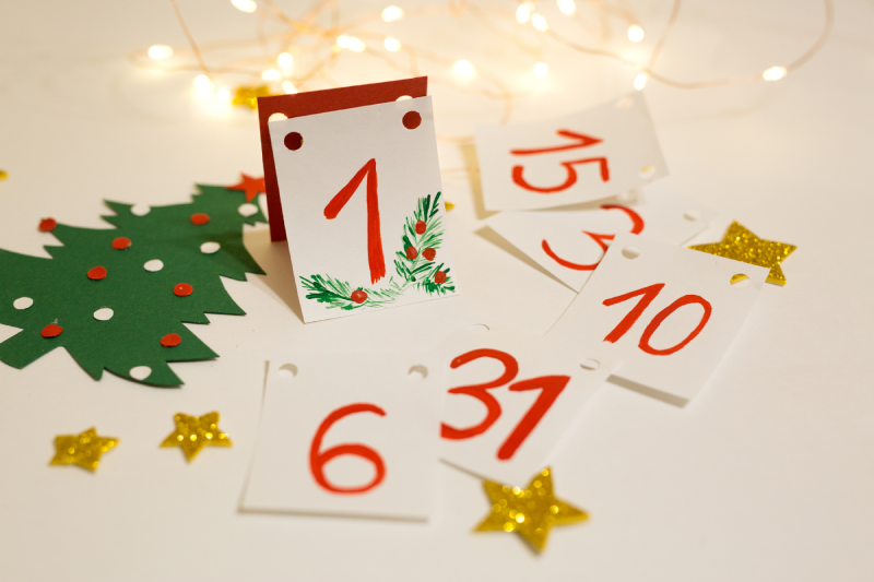 Calendar with a paper Christmas tree and lights around it
